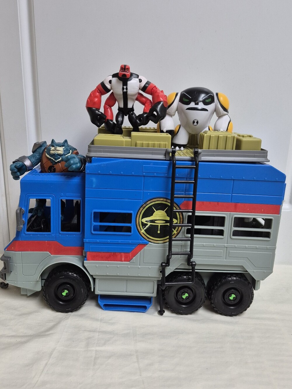 Ben 10 2017 Rustbucket Transforming Vehicle Playset Van RV  + 3 Figures!